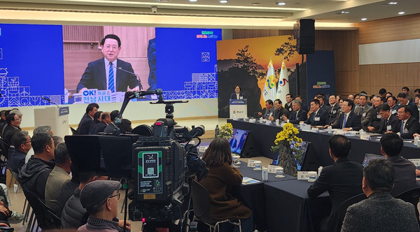 김영록 지사가 20일 해남군청 대회의실에서 열린 '전남도 정책비전 투어'에서 인사말을 하고 있다. 전남도종합기자단 오해준 기자.