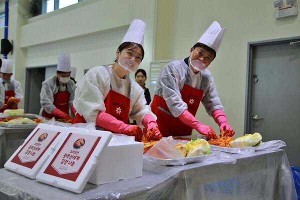 20일 광주김치타운에서 '2025년 사랑의 김장나눔' 봉사활동에 참여한 광주신세계 임직원들이 김치를 만들고 있다. 광주신세계 제공. 