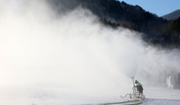 강원 산지의 아침 최저 기온이 영하 10도까지 떨어진 18일 평창군 대관령면 모나 용평 스키장이 겨울철 개장을 앞두고 제설 작업이 한창이다. 사진=연합뉴스.