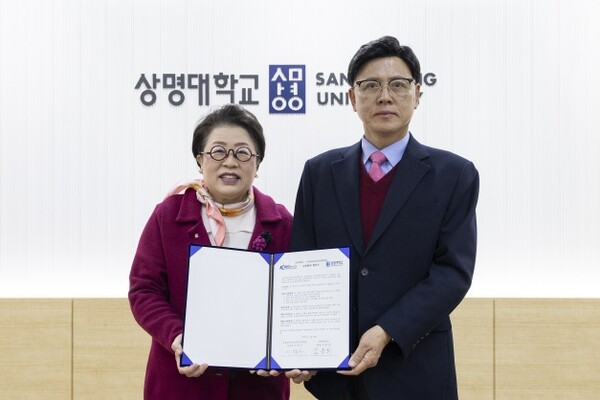 (왼쪽부터) 김종희 상명대 총장, 이명수 오송첨단의료산업진흥재단 이사장. 제공=상명대