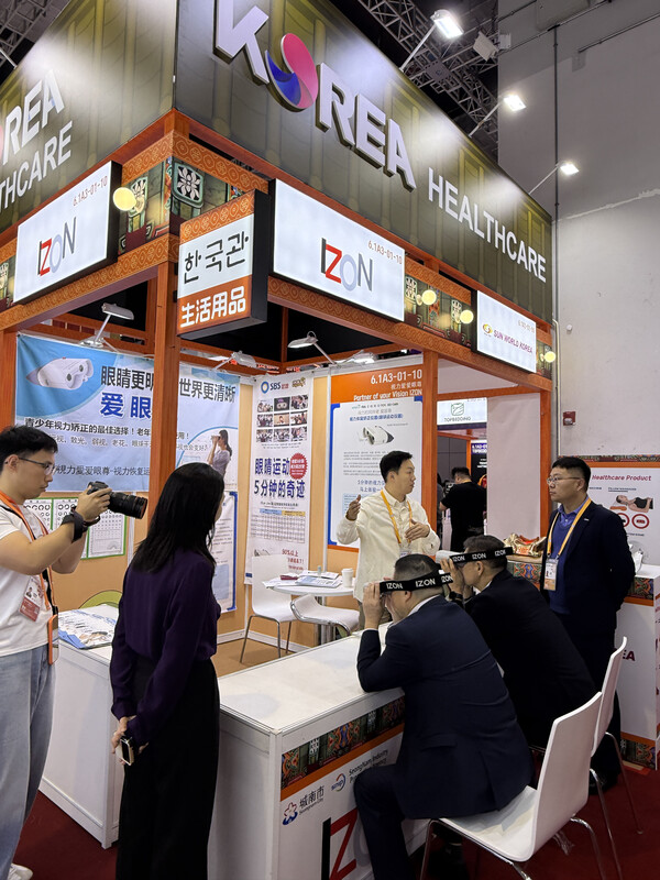 지난 5일부터 10일까지 중국 상하이에서 열린 '제8회 중국 국제수입박람회(CIIE 2025)' 성남시 공동관을 찾은 해외 바이어들이 관내 중소기업의 우수 제품을 직접 체험하며 상담을 진행하고 있다. (사진=성남시)