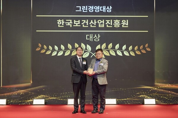 (왼쪽부터) 한국환경경영학회장 황용우, 한국보건산업진흥원 김운성 실장. [사진=한국보건산업진흥원]