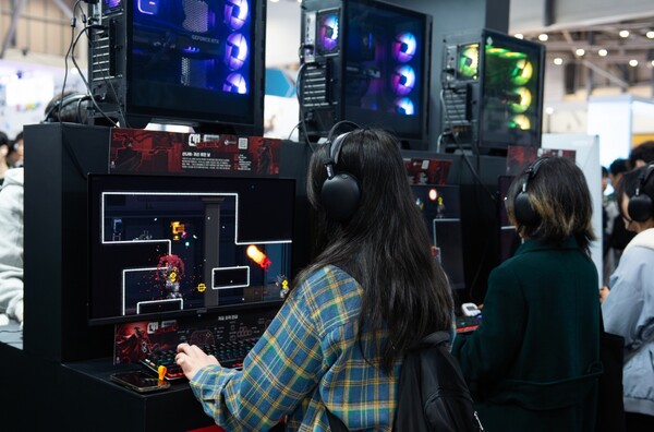  ‘지스타(G-STAR) 2025’ 네오위즈 ‘산나비 외전: 귀신 씌인 날’ 부스에서 관람객들이 게임을 플레이하고 있다. 사진=소니코리아 