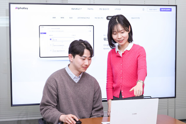 LG유플러스 직원들이 워크플로우 스튜디오 등 알파키의 주요 기능을 소개하고 있다. 사진=LG유플러스