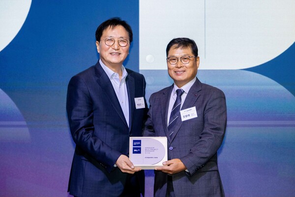 DL이앤씨 박상신 대표(왼쪽)와 태일씨앤티 조왕래 소장이 11월 17일 서울 여의도 글래드호텔에서 열린 ‘한숲 파트너스 데이’ 행사에서 기념 촬영을 하고 있다. 사진=DL이앤씨.