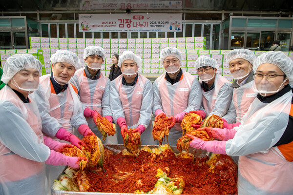 호반그룹 임직원들과 자원봉사자들이 지역 이웃들에게 전달할 김장 김치를 담그고 있다. 사진=호반그룹.