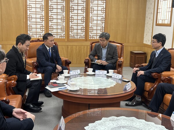 이종화 수협중앙회 수산경제연구원장(왼쪽 세 번째)이 20일 농협중앙회에서 열린 농어촌분야 연구협력을 위한 기관·단체 정보교류 간담회에서 이욱 농협중앙회 미래전략연구소장(왼쪽 네 번째)과 협력 방안을 논의하고 있다. 사진=수협중앙회