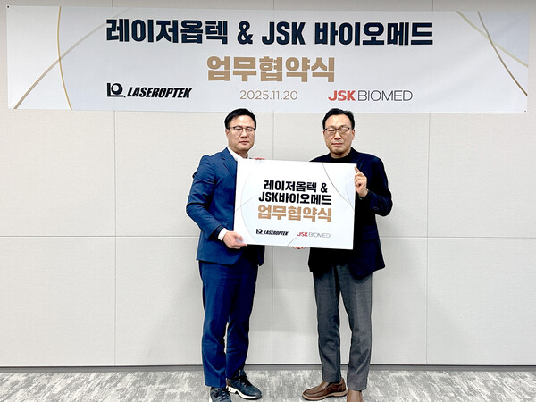 이창진 레이저옵텍 대표(오른쪽)와 마지헌 JSK바이오메드 대표가 기념촬영을 하고 있다. [사진=레이저옵텍]