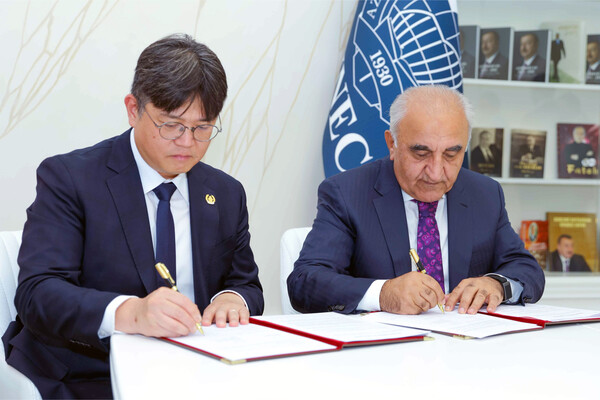 이충훈 세종대 대외협력처장(왼쪽)과 Azerbaijan State University of Economics 의 Adalat Muradov 총장이 양해 각서에 서명하고 있다. 제공=세종대
