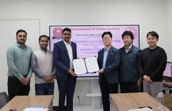 세종대 김덕기(오른쪽에서 세 번째) 교수와 인도 Jaysingpur College의 Sandip Sabale(왼쪽에서 세 번째) 교수 등 양측 관계자들이 기념촬영을 하고 있다. 제공=세종대