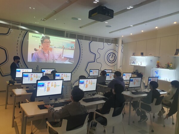 한국잡월드에서 진로직업체험 중인 학생들 사진. 제공=중구청