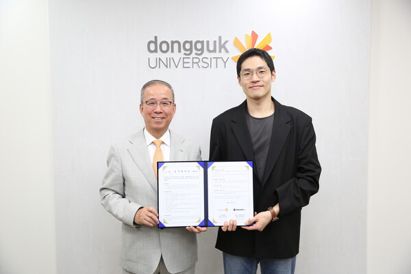 (왼쪽부터) 윤재웅 동국대 총장, 윤상보 갤럭시코퍼레이션 부대표. 제공=동국대