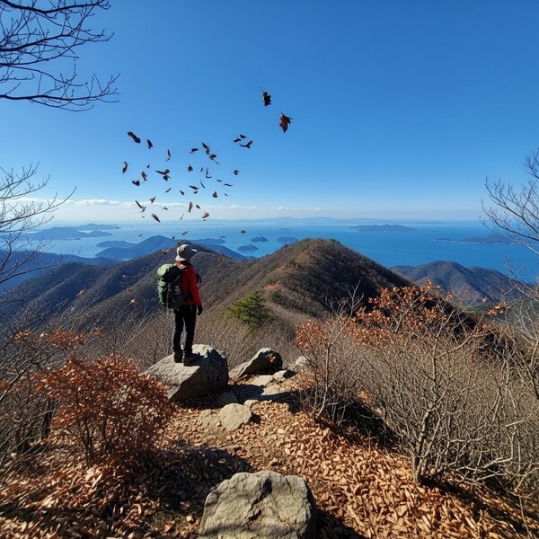 맑고 따뜻한 초겨울, 한낮엔 포근한 산행
