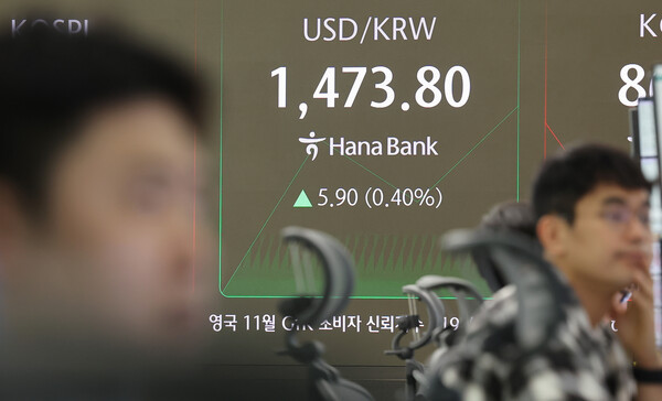21일 서울 중구 하나은행 본점 딜링룸 현황판에 원·달러 환율이 표시돼 있다. 사진=연합뉴스 제공.
