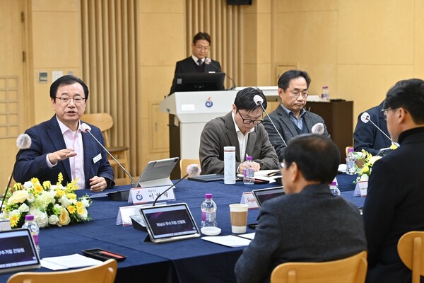 이현재 하남시장이 21일 시청 상황실에서 개최된 우수기업 간담회에 참석해 관내 기업인들과 유관기관 관계자들에게 인사말을 전하고 있다. (사진=하남시)