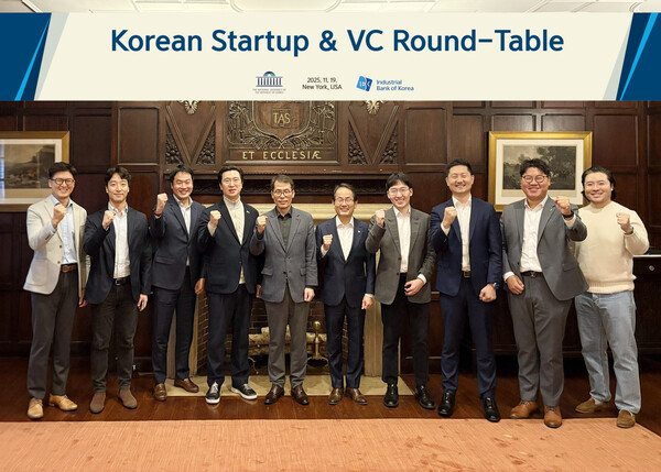 지난 19일(현지시간) 미국 뉴욕 하버드클럽에서 (왼쪽부터) 김대용 김씨마켓(Kim’C Market) 대표, 에디 리 화이트스타캐피탈(White Star Capital) 파트너, 이성환 SV인베스트먼트 미국법인 이사, 강민국 국민의힘 의원, 김성태 은행장, 강준현 더불어민주당 의원, 우성훈 아모지(Amogy) 대표, 유정석 법무법인 폴리호그(Foley Hoag LLP) 파트너 변호사 등이 기념 촬영을 하는 모습. [사진=IBK기업은행]