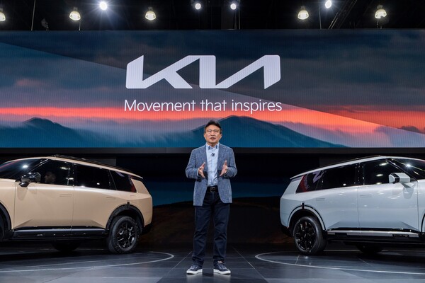 신형 텔루라이드에 대해 설명하고 있는 기아 북미권역본부장 윤승규 부사장. 왼쪽 차량은 신형 텔루라이드 오프로드 특화 모델 X-Pro, 오른쪽 차량은 신형 텔루라이드 하이브리드. 사진=현대차그룹 제공.