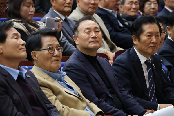 사진 왼쪽부터 주철현, 박지원, 김원이 의원, 정청래 당대표. 더민주 제공.