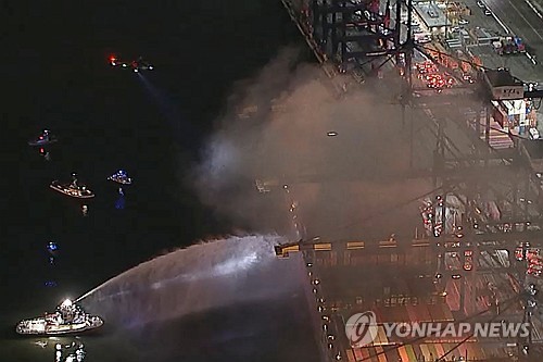 21일 발생한 LA항 컨테이너선 화재. 사진= ABC7.