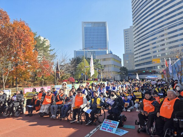 지난 21일 경기도청 광교 신청사 앞에서 열린 '경기도장애인자립생활센터 지원예산 현실화 투쟁결의대회'에서 경자연 소속 활동가 500여 명이 2026년도 장애인 복지 예산 삭감 철회를 촉구하며 구호를 외치고 있다. (사진=경기도장애인자립생활센터총연합회)