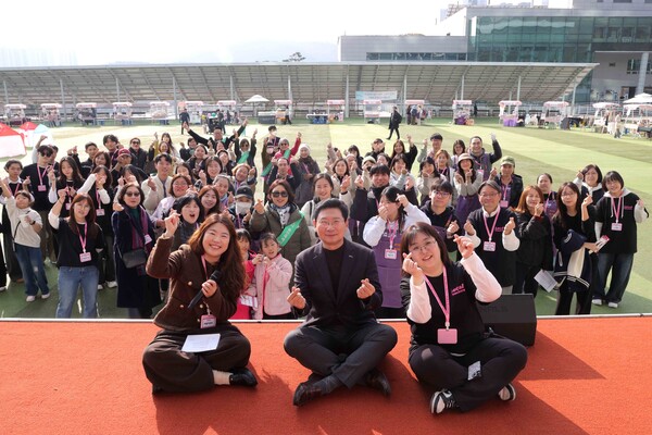 이상일 용인특례시장이 22일 시청 하늘광장에서 열린 ‘엄마들의 재능과 일상을 나누는 커라페스티벌’을 찾아 행사 주관 단체인 ‘로컬티쳐스’ 관계자 및 참여한 시민들과 함께 기념촬영을 하고 있다. (사진=용인특례시)