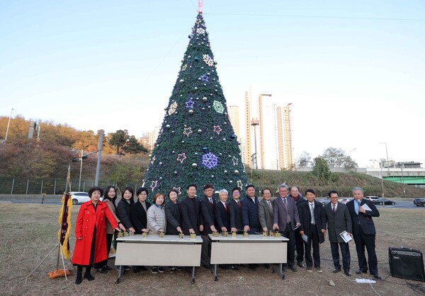 이상일 용인특례시장(가운데)이 지난 22일 기흥구 영덕동에서 열린 '크리스마스트리 점등식'에 참석해 기흥구기독교연합회 관계자들과 기념촬영을 하고 있다.  (사진=용인특례시)