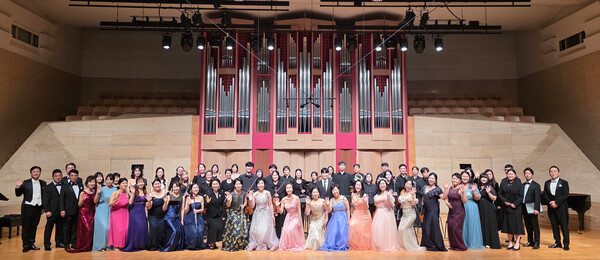 세종대 미래교육원이 개최한 ‘교수님과 함께하는 17주년 기념음악회’ 출연진이 기념촬영을 하고 있다. 제공=세종대