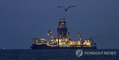 '대왕고래' 유망구조 탐사시추하는 시추선 웨스트카펠라. 사진= 연합뉴스.