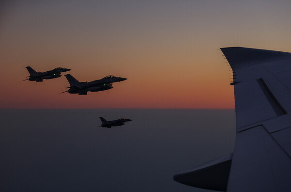 공군 1호기 호위 비행하는 UAE 전투기. 사진= 연합뉴스.