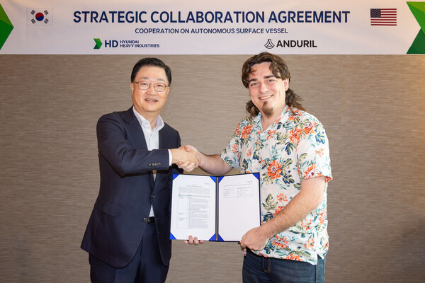 주원호 HD현대중공업 사장(왼쪽)과 팔머 럭키 안두릴 공동설립자가 기념 촬영하는 모습이다. 사진= HD현대.
