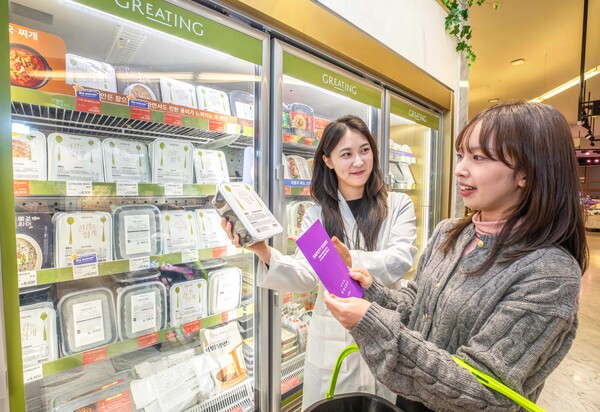 경기 성남시에 위치한 현대백화점 판교점 지하1층 현대식품관에서 현대그린푸드 영양사가 '세이프티 스코어'가 적용된 가공식품을 고객에게 안내해주고 있다. (사진=현대그린푸드)