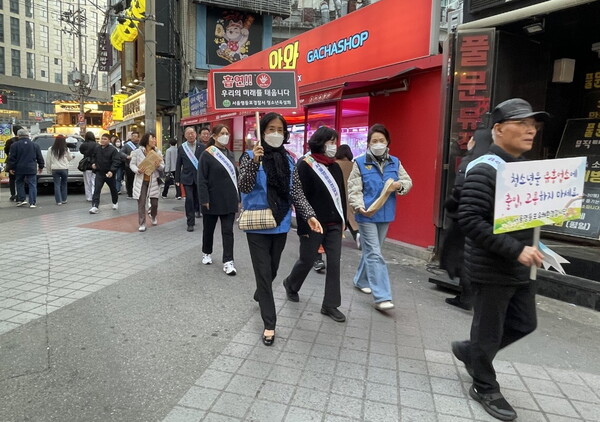 영등포역 일대에서 캠페인을 시행하는 모습. 제공=영등포구청