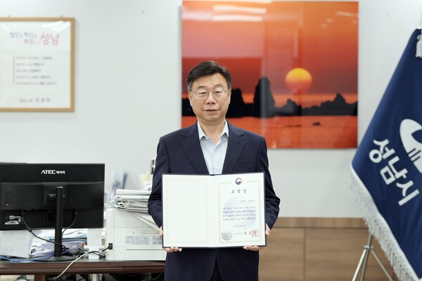 신상진 성남시장이 보건복지부 주관 드림스타트 사업 평가에서 우수기관으로 선정돼 받은 보건복지부 장관상을 들어 보이고 있다. (사진=성남시)