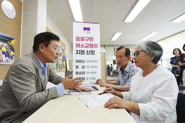 지난 8월 버스교통비 지원사업 홍보에 나선 정문헌 구청장. 제공=종로구청