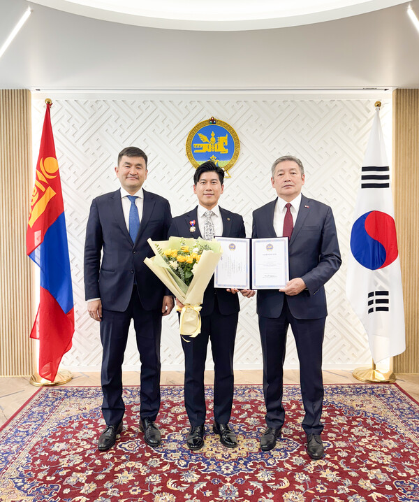 '민간 한복 외교관'으로 정평이 나 있는 정사무엘 한문화진흥협회장(가운데)이 지난 21일 주한 몽골대사관에서 한-몽골간 우호협력 증진 등의 공로를 인정받아 몽골대통령으로부터 훈장을 받았다.  오른쪽은 몽골 대통령을 대신해 훈장을 수여한 냠다와깅 후랄바타르(H.E. Khurelbaatar Nyamdavaa) 대통령 수석고문.    한문화진흥협회 제공