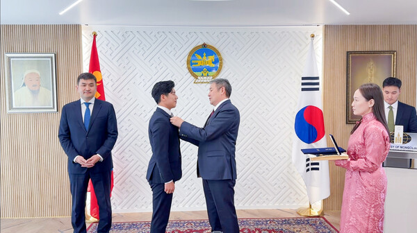 정사무엘 한문화진흥협회장(왼쪽)이 지난 21일 주한 몽골대사관에서 몽골 정부로부터 양국간 문화외교 교류 공로를 인정받아 몽골대통령 훈장을 받고 있다. 이 훈장은 양국간 문화협력 및 우호증진 등 뛰어난 공적이 있을때 수여되는 것으로, 문화분야 기여도에 대한 상징성이 크다.    한문화진흥협회 제공