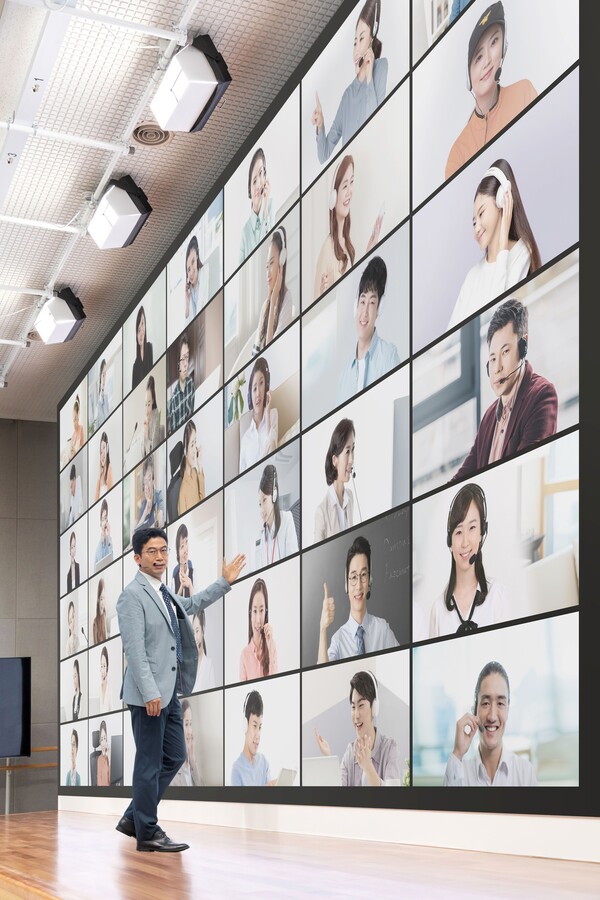 서울사이버대 스마트강의실에서 사회복지학과 박기훈 교수가 강의하는 모습. 제공=서울사이버대