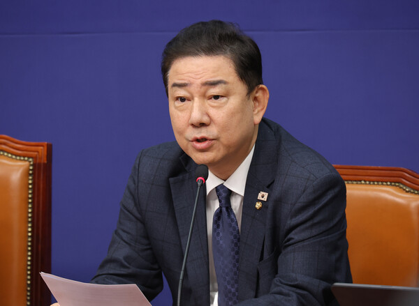 김병기 더불어민주당 원내대표가 24일 서울 여의도 국회에서 열린 최고위원회의에서 발언하고 있다. 연합뉴스.