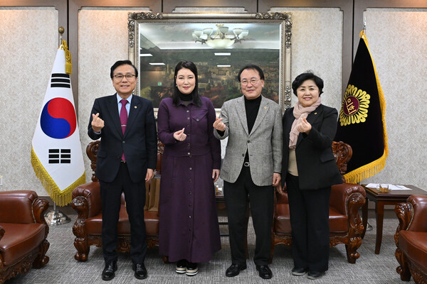 (왼쪽부터) 강석주 서울시의원, 울란바타르시의회 행정위원장, 이종환 서울시의회부의장, 김영옥 보건복지위원장. 제공=서울시의회