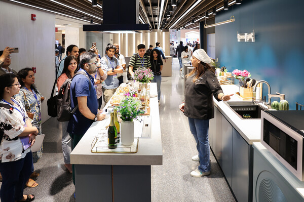 관람객들이 인도 뭄바이에 위치한 삼성 BKC 플래그십 스토어에서 'AI 홈'에 대한 설명을 듣고 있다. 사진=삼성전자