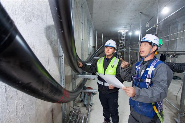 LS전선 직원이 세계 최대 송전 용량인 500킬로볼트(㎸) 초고압직류송전(HVDC) 케이블이 투입되는 '동해안-신가평' 시공 현장을 점검하고 있다. 사진=LS전선