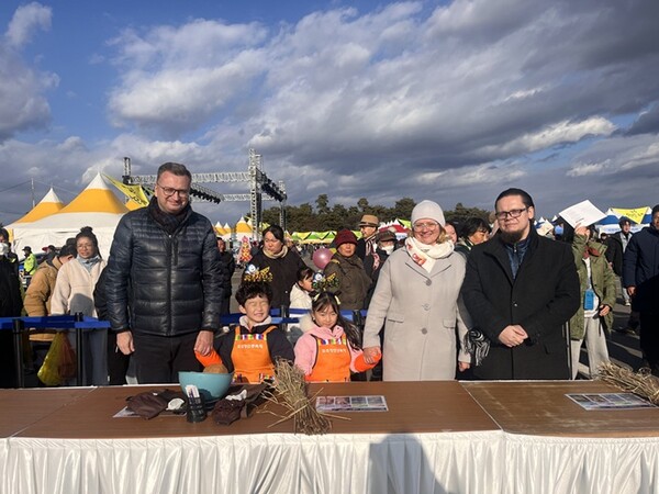 지난 21일 '제29회 파주장단콩축제' 개막식에 참석한 폴란드 비아위스토크시 대표단이 기념촬영을 하고 있다. (사진=파주시)