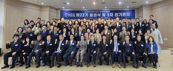 민주평화통일자문회의 평택시협의회(회장 최시영)는 지난 20일 평택시 송탄출장소 대회의실에서 제22기 평택시협의회 출범식 및 협의회장 이취임식과 2025년 3분기 정기회의를 개최했다. 정장선 평택시장(맨 앞줄 오른쪽 일곱번째) 등 참석자들이 기념촬영을 하고 있다.     평택시 제공