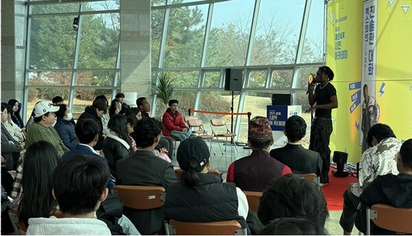 KBS 개그콘서트 출연한 배우 겸 모델 기프트 맥스가 지난 22일 한국 정착과정의 희로애락을 들려줘 참석자들과 폭넓은 공감대를 형성했다.  평택시 제공