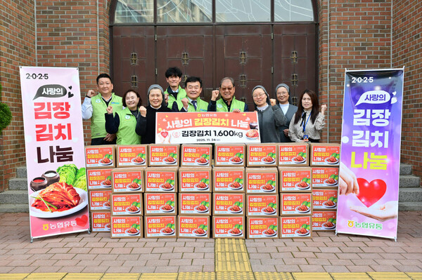 24일 농협유통 임직원들이 김장철을 맞이해 어려운 이웃에게 전달할 김장김치 1.6톤을 '까리따스 방배 종합 사회 복지관'에 후원했다. (사진=농협유통)