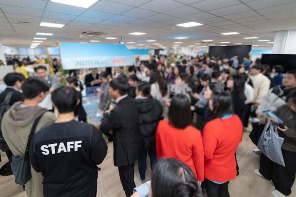 박람회 참가자들이 각 부서 부스를 둘러보며 교회 조직에 대한 설명을 듣고 있다. (사진=신천지예수교 안드레교회)