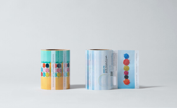 LG화학 유니커블 소재로 만든 초박막 필름 연출 사진. 사진=LG화학