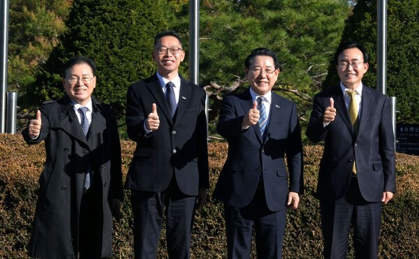 지난 21일 대전 한국연구재단에서 열린 인공태양 연구시설 부지 최종 평가 후 전남도 정현구 에너지산업국장, 윤진호 기획조정실장, 김영록 전남지사, 윤병태 시장이 기념촬영하고 있다. 전남도 제공. 