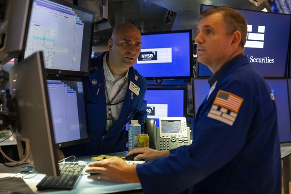 뉴욕 증권거래소의 트레이더. 사진=AP 연합뉴스.