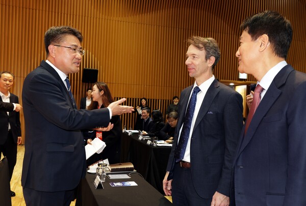 (왼쪽부터) 오승록 구청장, 요하네스 회장, 오세훈 시장. 제공=노원구청